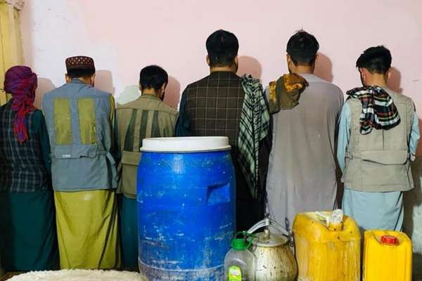 طالبان وايي په دریو ولایتونو کې یې ۱۴۵ کیلوګرامه نشه یي توکي او ۱۰ تورن کسان نیولي