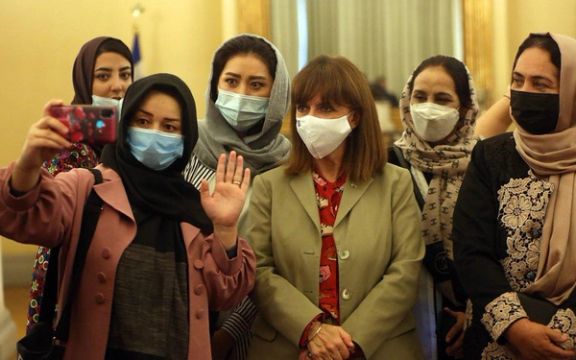 رئیس جمهور یونان با زنان مهاجر افغان دیدار کرد