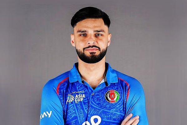 د افغانستان د کرېکټ ستوري نوینالحق د انګلستان له یورکشایر کلپ سره تړون وکړ