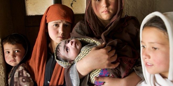 د ښوونځي له ټولګي د خسر تر کوره؛ پر زده‌کړو بندیز د کم عمره نجونو ودونو ته لاره اواره کړې