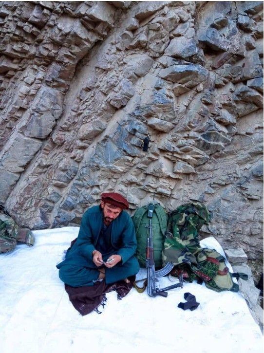 جبهه مقاومت می‌گوید طالبان جسد یک فرمانده جبهه را از قبر کشیده و بی‌حرمتی کردند