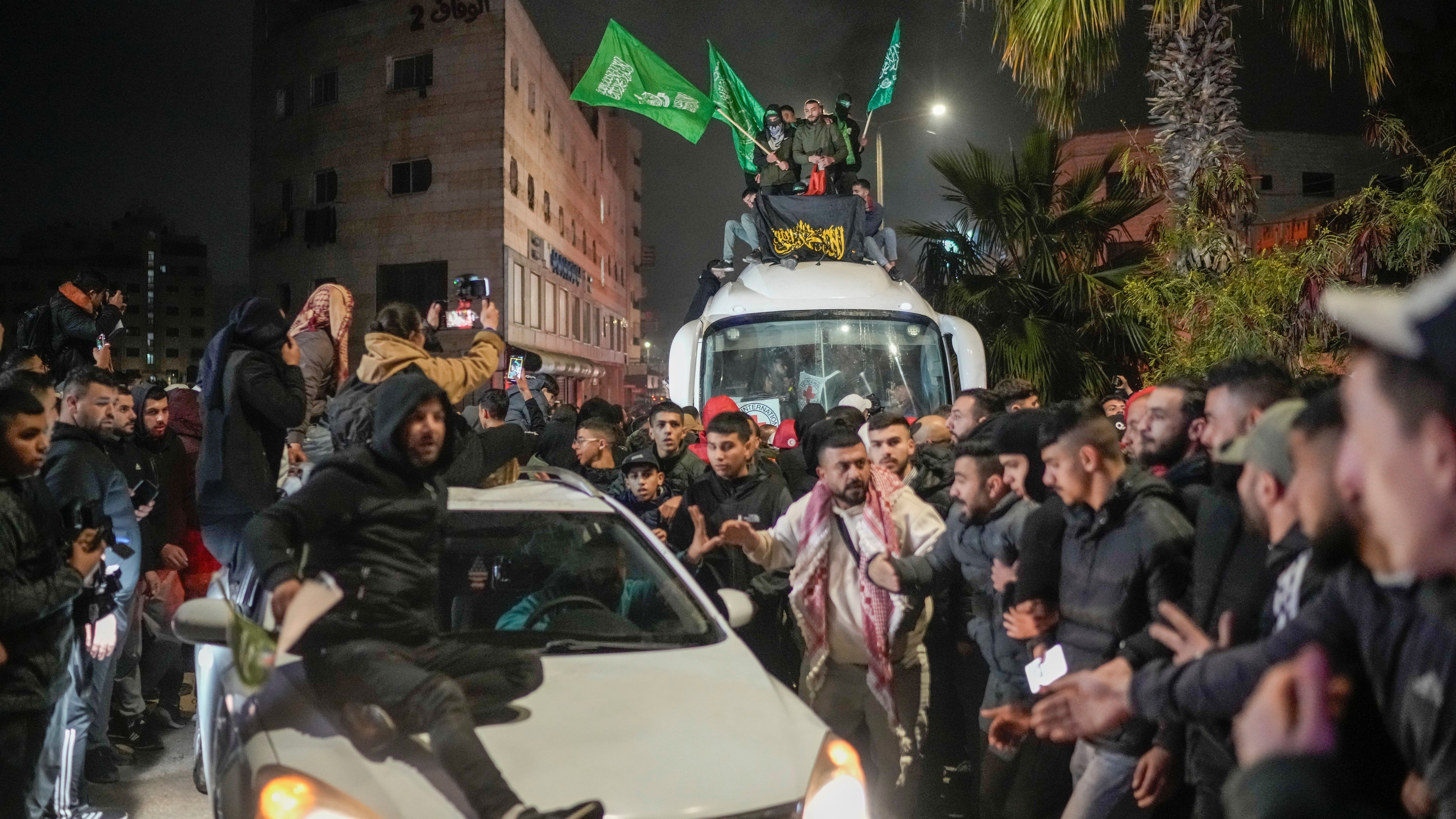 اسراییل د «۶۲۰ تنو فلسطیني بندیانو» د خوشې کېدو لړۍ ځنډولې ده