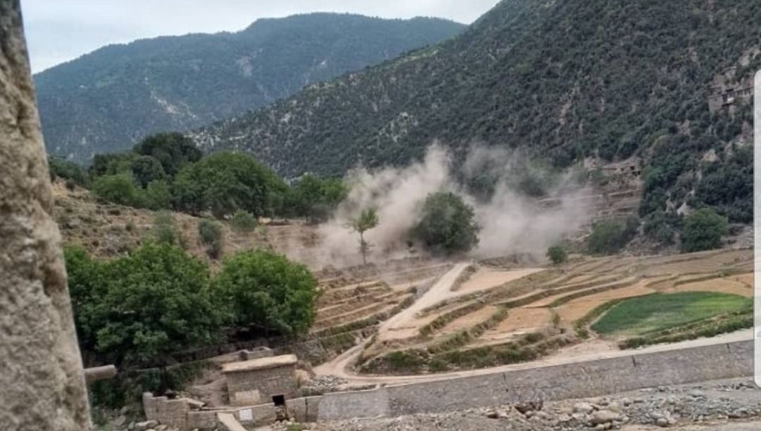 منابع محلی: نیروهای پاکستانی با «سلاح‌‌های سنگین» به ولسوالی خاص کنر حمله کردند