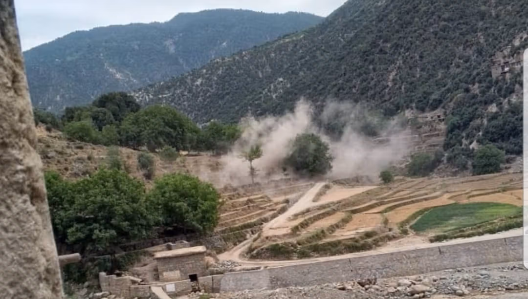 منابع محلی: نیروهای پاکستانی با «سلاحهای سنگین» به ولسوالی خاص کنر حمله کردند