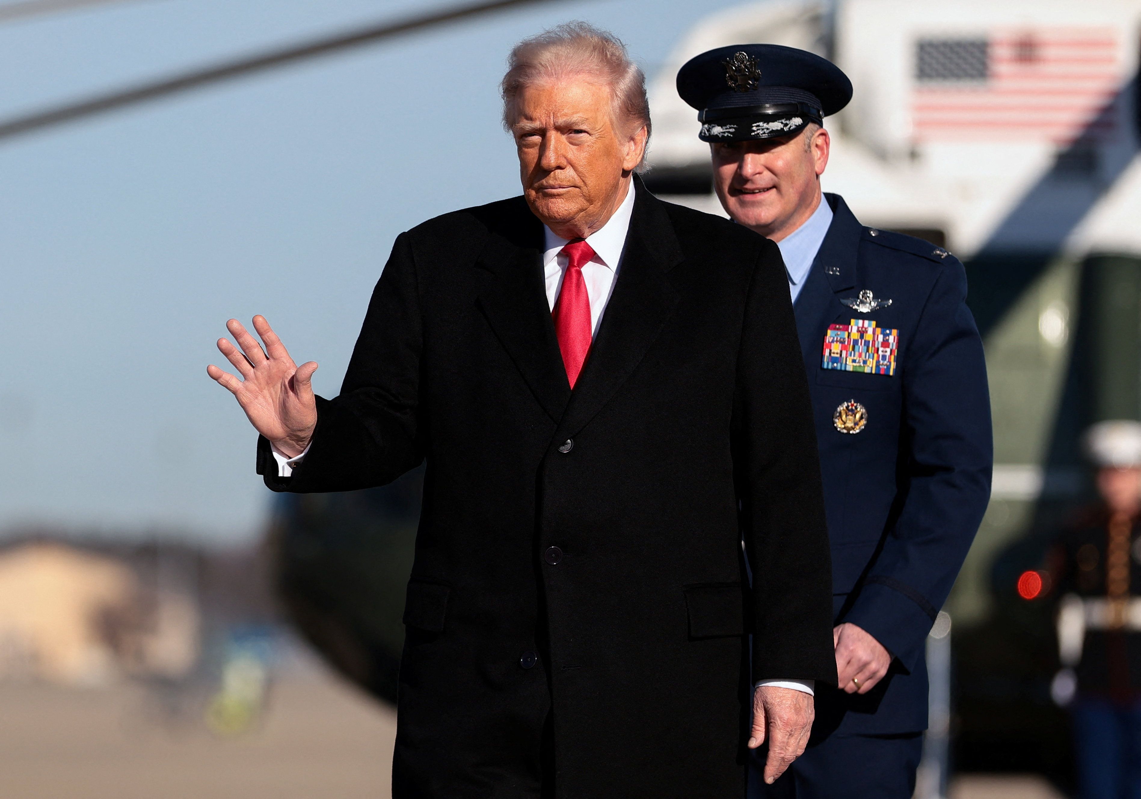 ترامپ از مردم ایران خواست نهادهای دولتی را تصرف کنند