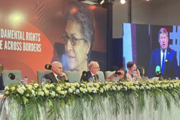 ريتشارد بينيت يحذّر من تداعيات ترحيل المهاجرين إلى أفغانستان