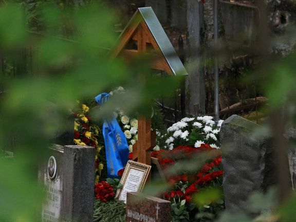 یوګني پرېګوژین د سختو امنیتي تدابیرو په ترڅ کې او د رسنیو له پامه لرې خاورو ته وسپارل شو