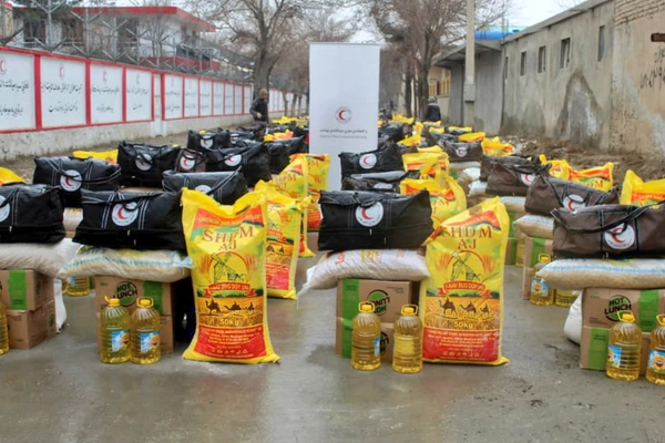 طالبانو په بلخ کې له ګاونډیو هېوادونو تازه ستنو شویو ۱۰۰۰ کورنیو سره مرسته کړې