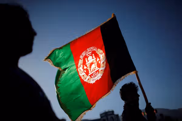 تجلیل شماری از شهروندان از روز پرچم ملی افغانستان
