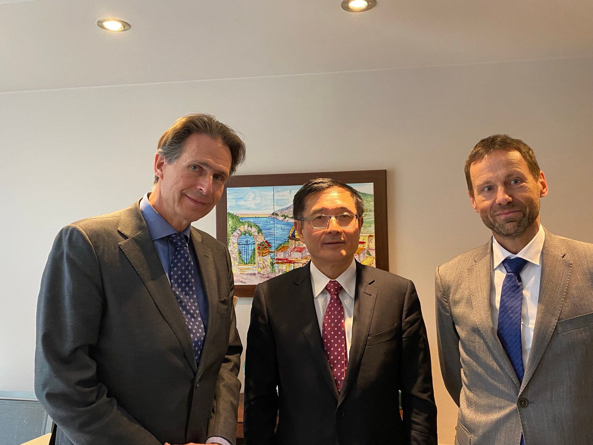 نماینده ویژه اروپا برای افغانستان: از مقاومت مسلحانه حمایت نمی‌کنیم