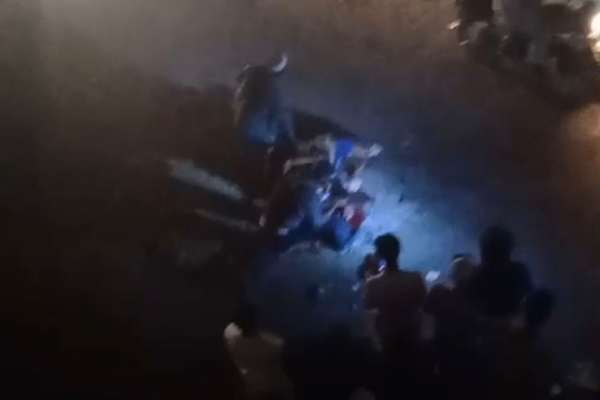 پېښور کې د پاکستاني پولیسو پر ګرځنده موټر چاودنه کې ۴ سرتېري ټپیان شول