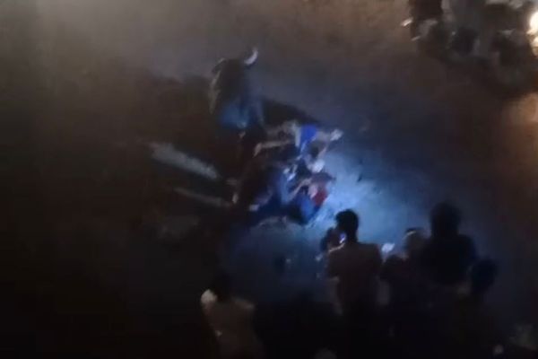پېښور کې د پاکستاني پولیسو پر ګرځنده موټر چاودنه کې ۴ سرتېري ټپیان شول