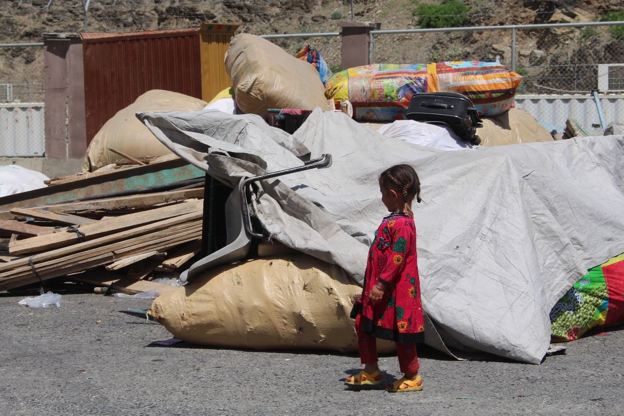 پاکستاني رسنۍ: پولیس بې وزله کډوال شړي، خو له شتمنو افغانانو سترګې پټوي