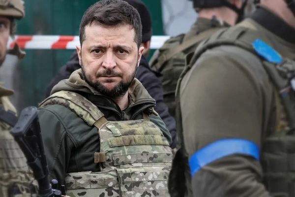 زېلېنسکي: روسیې په یوه اوونۍ کې پر اوکراین ۱۷۷۰ بېپیلوټه الوتکې او سلګونه توغندي توغولي