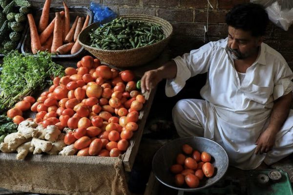 انهيار سوق الخضروات في باكستان بعد استمرار إغلاق الحدود مع أفغانستان