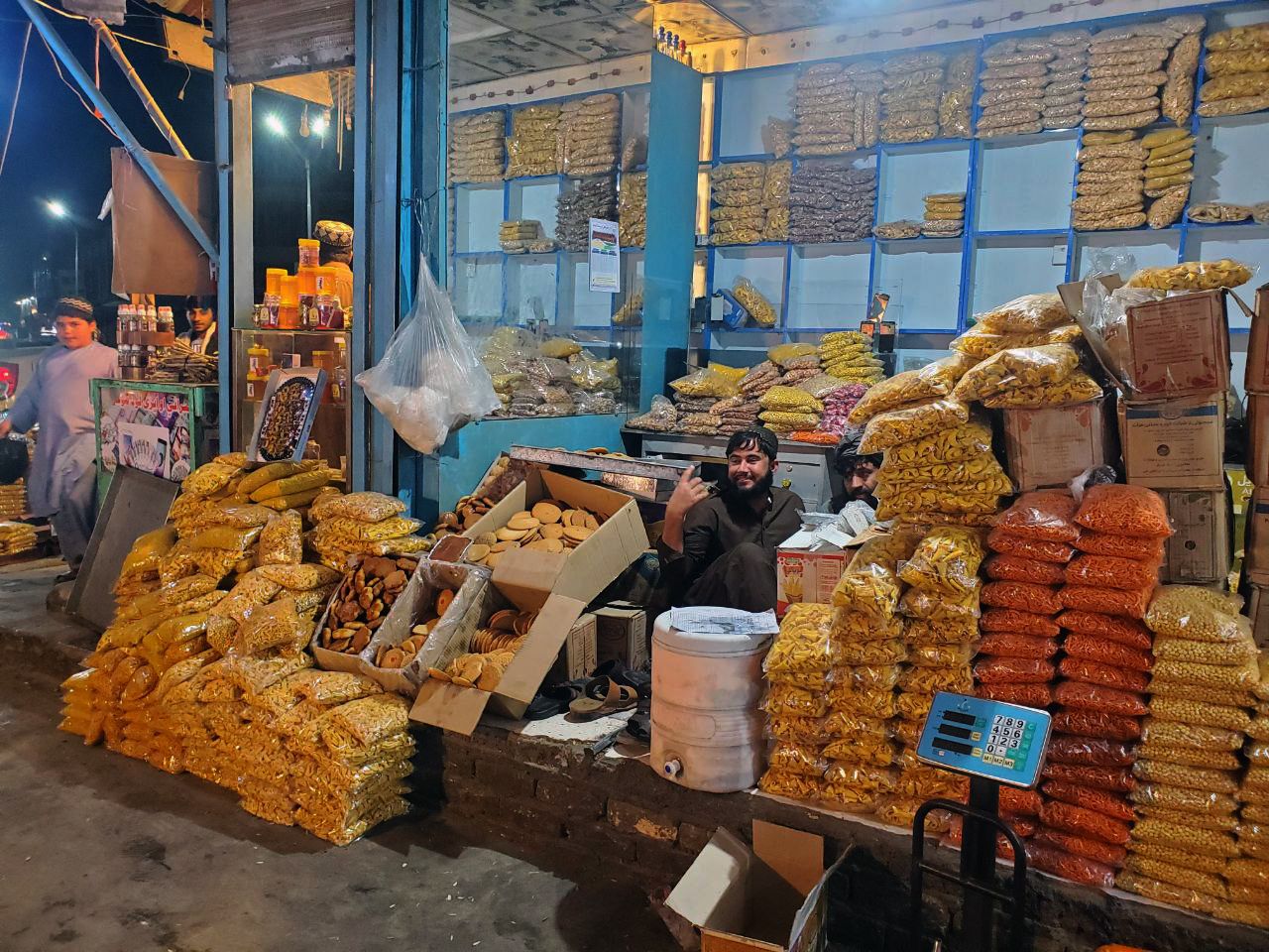 د کوچني اختر په دې شپو او ورځو کې د وچې مېوې دوکانونه تر ډېره خلاص او خلک تر ناوخته ورته راځي