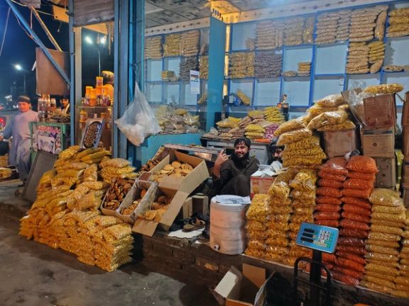 د کوچني اختر په دې شپو او ورځو کې د وچې مېوې دوکانونه تر ډېره خلاص او خلک تر ناوخته ورته راځي