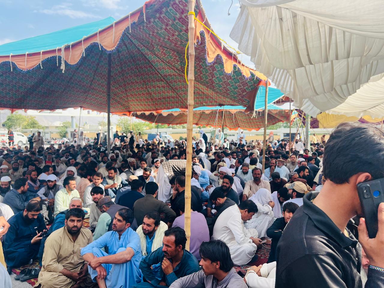 د هنه اوړک برید په غبرګون پرلت؛ پرلت‌وال له شهباز شریف او عاصم منیر سره د خبرو غوښتنه کوي