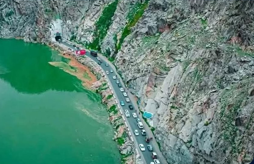 په ډرونټې سیمه کې د یوې لویې ډبرې د ښویېدو له امله د کابل ـ جلال‌اباد لویه لاره وتړل شوه