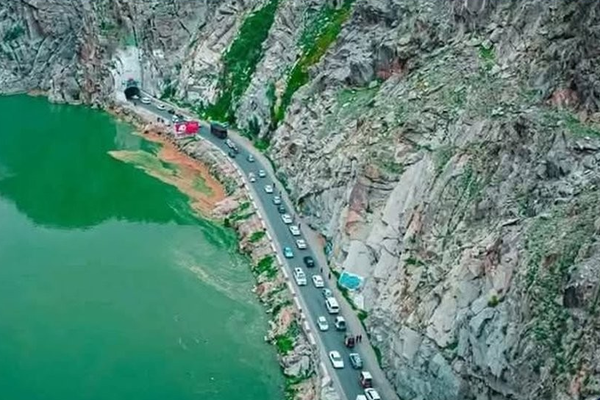 په ډرونټې سیمه کې د یوې لویې ډبرې د ښویېدو له امله د کابل ـ جلالاباد لویه لاره وتړل شوه