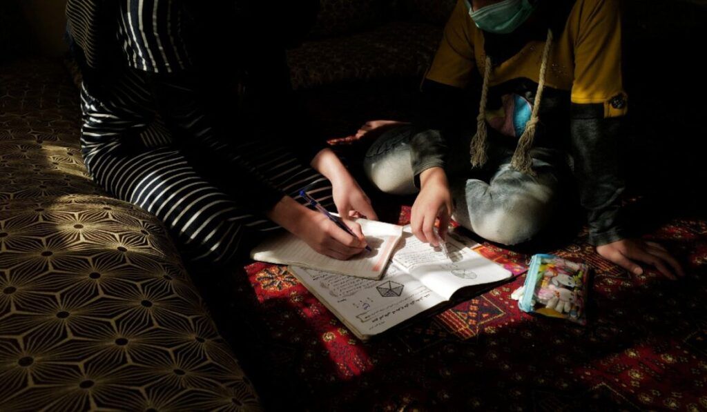 گزارش اسوشیتدپرس از خودکشی دختر ۱۶ ساله افغان که می‌گفت «دختر بودن بیش از حد دشوار است»