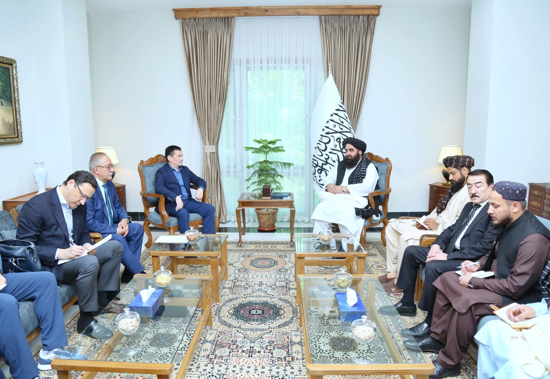 طالبان: ازبکستان د اوسپنې پټلۍ د چارو د پيل لپاره افغانستان ته تخنيکي ډله رالېږلې ده