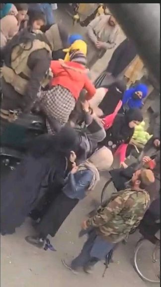 یو شمېر مېرمنې د طالبانو له خوا رینجر موټر ته د پورته کېدو په حال کې