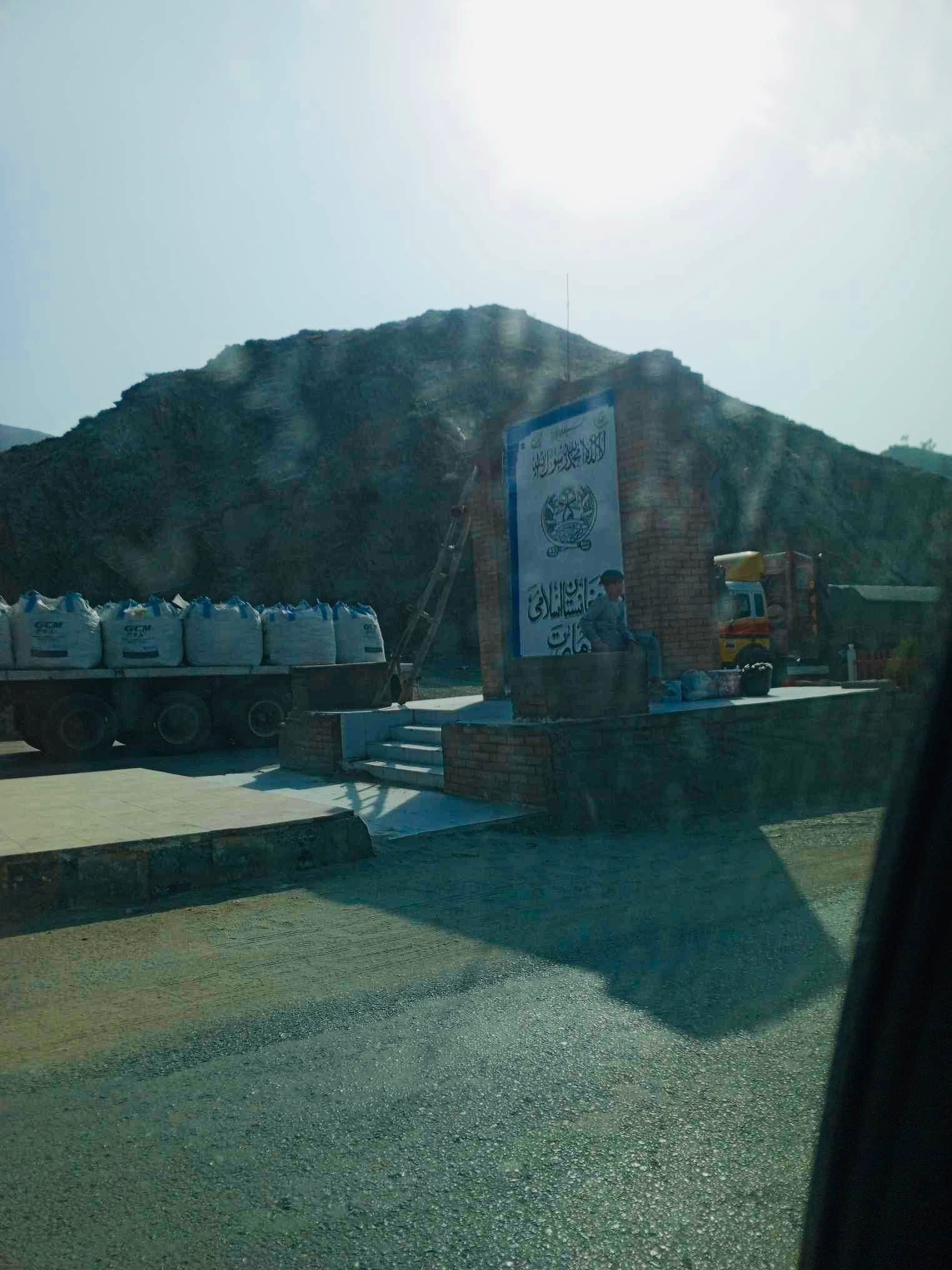 طالبان در تورخم پرچم خود را جایگزین عکس امان‌الله خان کرد