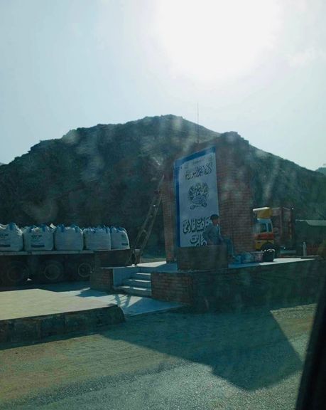 طالبان در تورخم پرچم خود را جایگزین عکس امانالله خان کرد