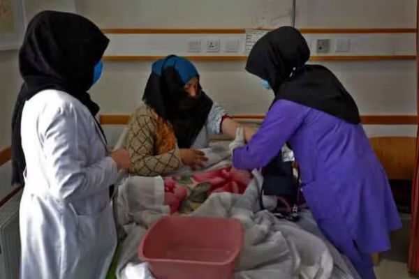 Nearly 2,000 Afghan Doctors Working In Iran, Says Interior Ministry Adviser