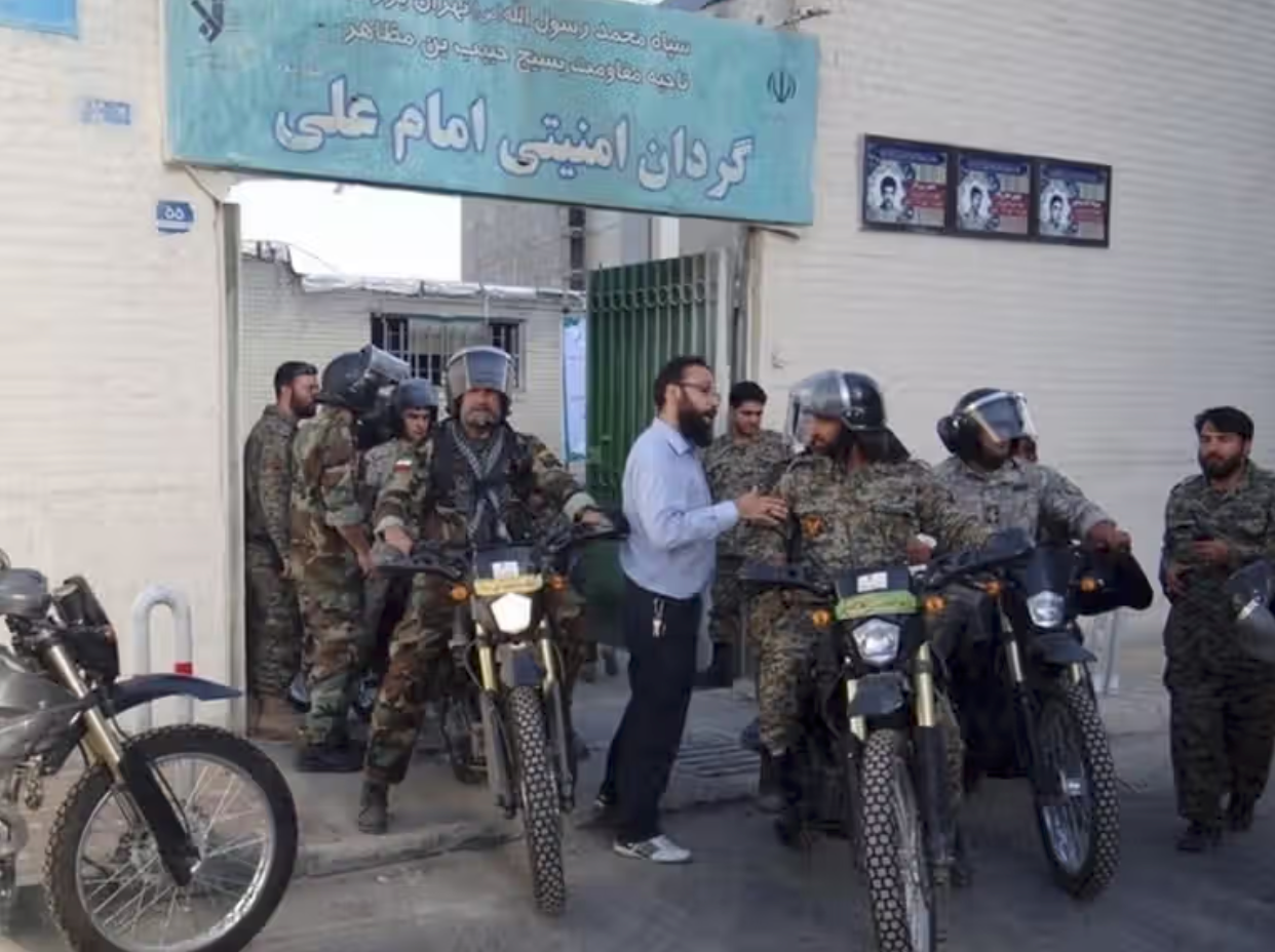ملګري ملتونه: ایرانیان د امریکا د بریدونو او د ایران د حکومت د ځپنې ترمنځ بند پاتې دي