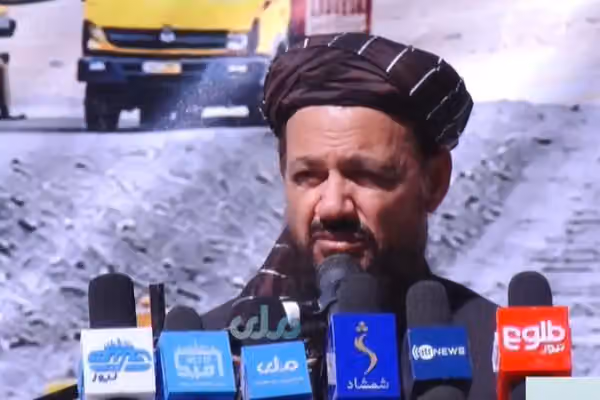 د طالبانو د کلیو بیا رغونې وزیر: د افغانانو او پاکستانیانو وینه تویول حرام دي