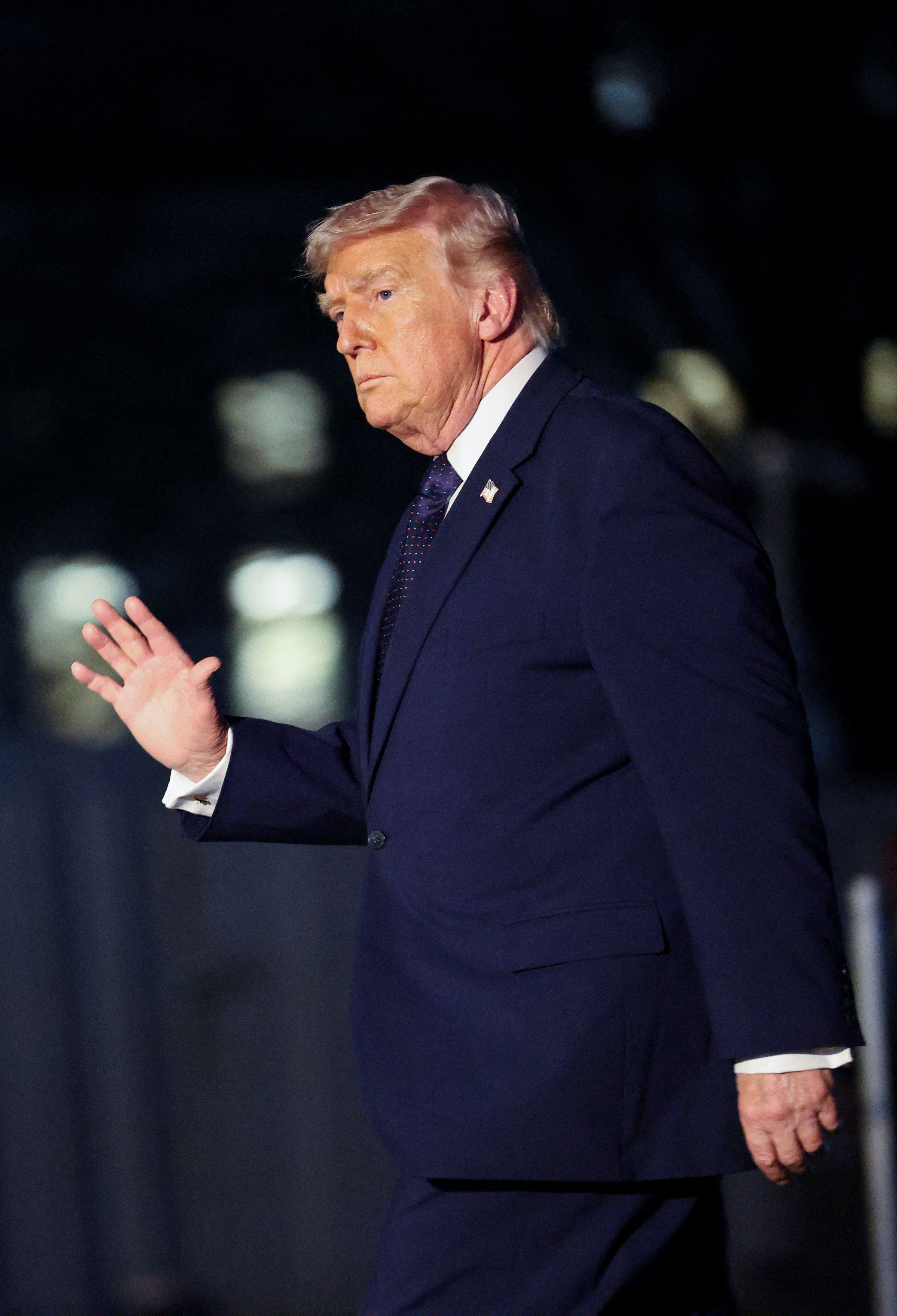 ترامب: إذا قامت إيران بزرع ألغام في مضيق هرمز فستكون عواقبها العسكرية غير مسبوقة