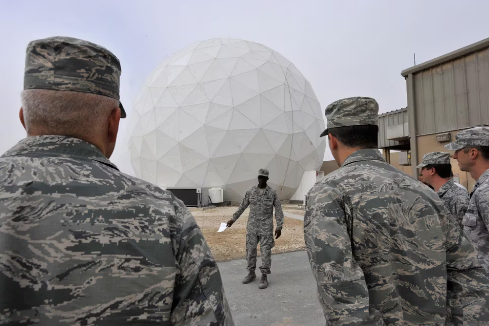 یک افسر امریکایی در حال ارائه توضیحاتی به همکاران خود درباره «ترمینال مدرن‌شده سازمانی» (MET) در پایگاه هوایی العدید قطر، ۲۱ جنوری ۲۰۱۶، در این عکس آرشیوی نیروی هوایی ایالات متحده.