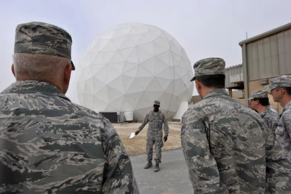 یک افسر امریکایی در حال ارائه توضیحاتی به همکاران خود درباره «ترمینال مدرنشده سازمانی» (MET) در پایگاه هوایی العدید قطر، ۲۱ جنوری ۲۰۱۶، در این عکس آرشیوی نیروی هوایی ایالات متحده.
