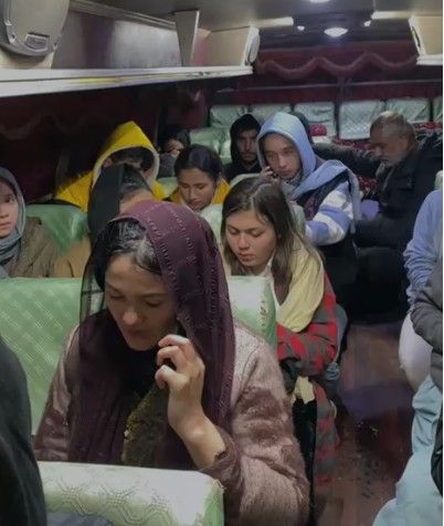 پناهجویان افغان در حال انتقال از پارک آرژانتین به حاجی کمپ