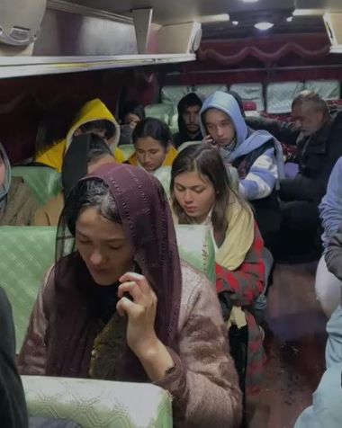 پناهجویان افغان در حال انتقال از پارک آرژانتین به حاجی کمپ