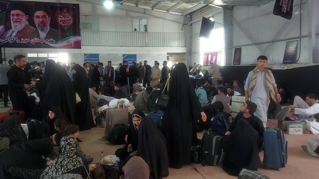 د خامنه‌يي د جنازې په مراسمو کې د ګډون لپاره ۱۵۰۰ افغانان ایران ته داخل شوي