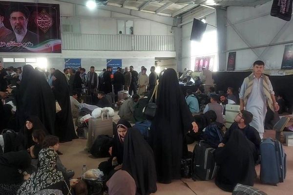 د خامنهيي د جنازې په مراسمو کې د ګډون لپاره ۱۵۰۰ افغانان ایران ته داخل شوي