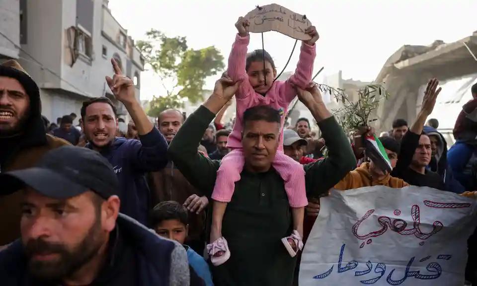 په غزه کې سلګونو کسانو د حماس ډلې پر ضد لاریون کړی 