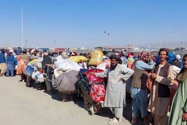 پاکستان و ایران در یک روز نزدیک به ۳ هزار مهاجر افغان را اخراج کردند
