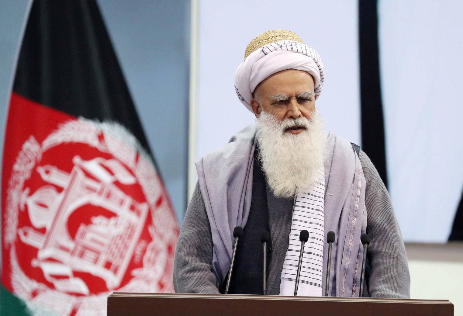 سیاف خطاب به طالبان: تو با کدام حق شرعی به بدن زنی که محرمش نیستی دست می‌زنی؟