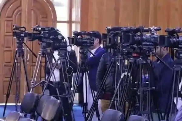 مرکز خبرنگاران: طالبان در یک سال بیش از ۱۰۰ مورد آزادی رسانهها را نقض کردند