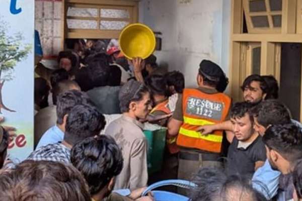 پېښور کې د یوه خصوصي ښوونځي د چت پرېوتو له امله ۱۹ کسان مړه شوي