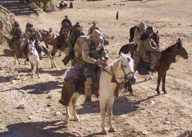 نیروهای ویژه ارتش امریکا سوار بر اسب در کنار جنگجویان ائتلاف شمال در افغانستان در سال ۲۰۰۱. عکس: ارتش امریکا