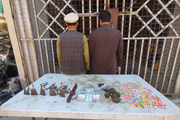 طالبانو په ننګرهار کې د نشهيي توکو د قاچاق په تور د یوې ښځې په ګډون ۶ کسان نیولي