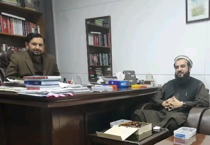 د طالبانو روغتیا وزیر له سلیم ساپي سره په دفتر کې چې پر عکس یې ډېرې نیوکې شوې وې