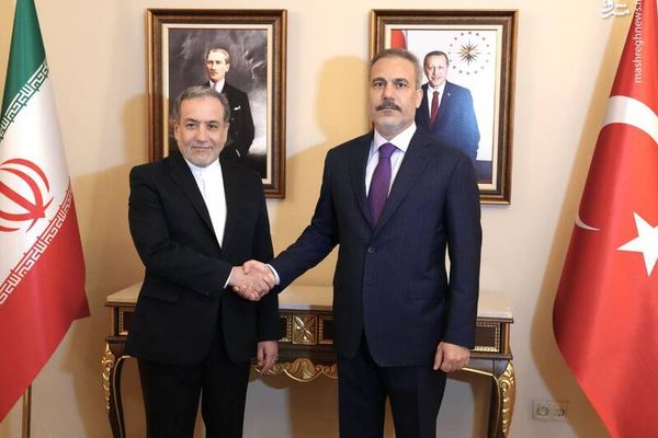 عراقچي د افغانستان او پاکستان ترمنځ د کړکېچ د کمولو په برخه کې د ترکیې له هڅو مننه وکړه