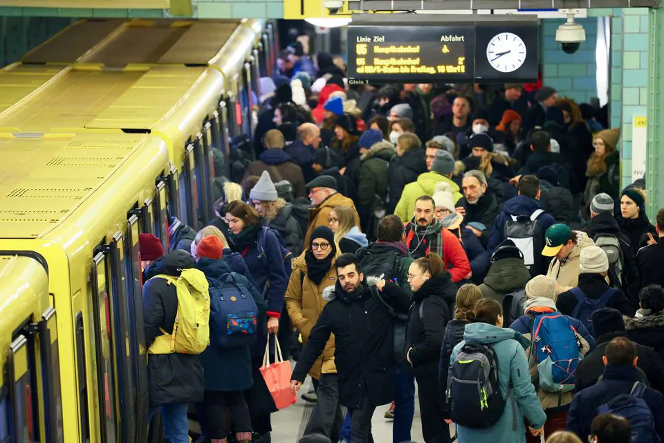 اعتصاب سراسری رانندگان قطار در آلمان صدها هزار نفر را سرگردان کرده است