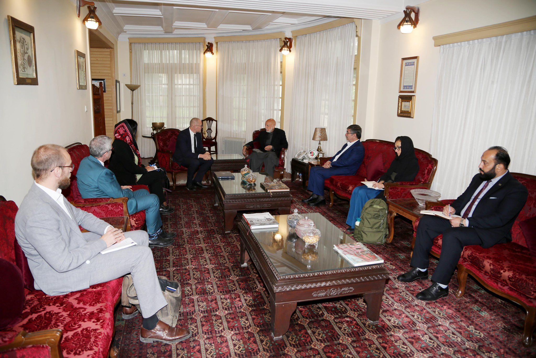  حامد کرزي د اروپايي ټولنې له استازو د نجونو د تعلیم لپاره د لا ډېرې همکارۍ غوښتنه وکړه